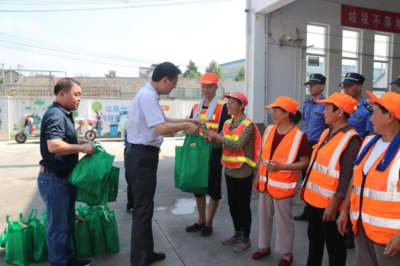 夏日送清涼，情系環(huán)衛(wèi)工——唐進(jìn)開展夏季“送清涼”慰問活動(dòng)